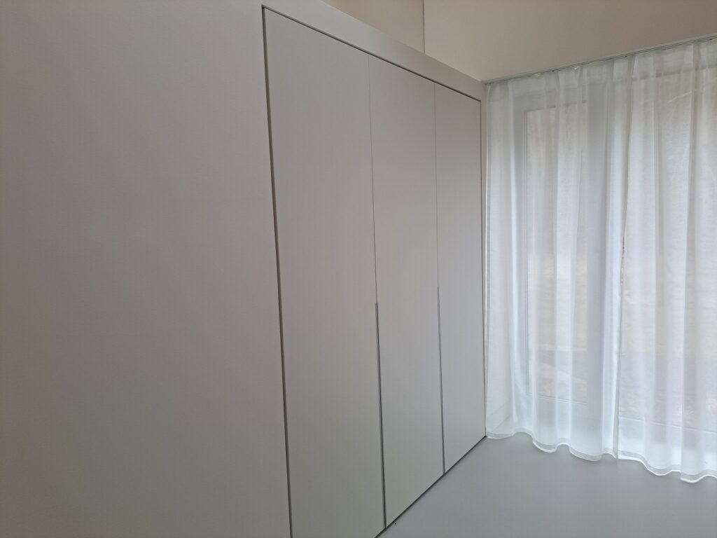 Bílé lamino nemusí být vždy obyčejné a nudné, to dokazuje tato nadčasová skříň z bílého matného lamina, která je jednoduchá, ale velice moderní. Každá skříň je svým způsobem jedinečná, pro její využití a charakteru majitele, proto Vám naše firma nabízí vždy individuální přístup aby vznikla skříň přesně Vám na míru. Skříň je namontována do dětského pokoje v rodinném domě.