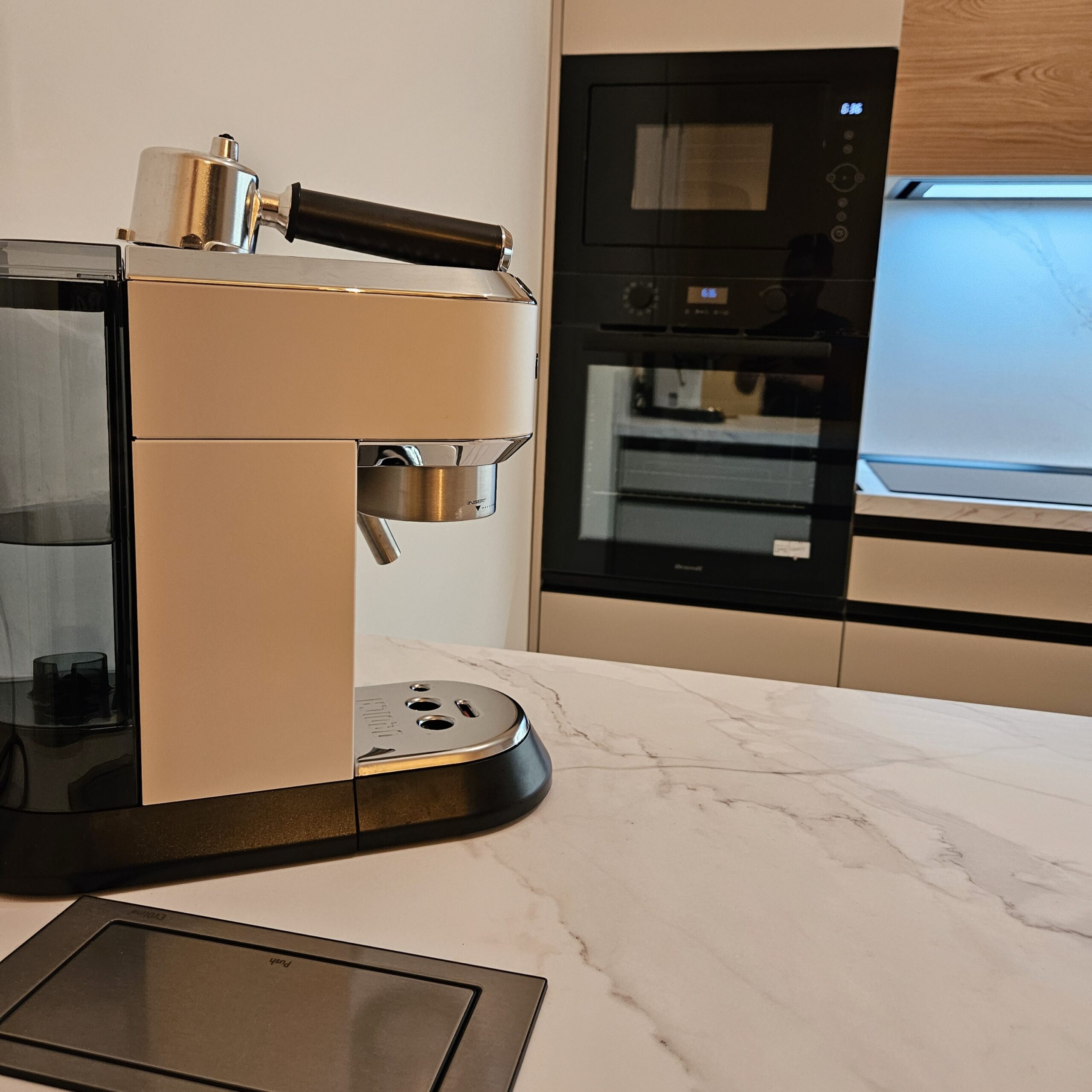 Tato kuchyň na míru propojuje jemný, klidný tón kašmírové šedé s přírodní kresbou dřevodekoru, díky čemuž vzniká prostor, který působí elegantně, útulně a nadčasově. Turnov, Rychnov, Jablonec nad Nisou, Liberec, Kokonín.