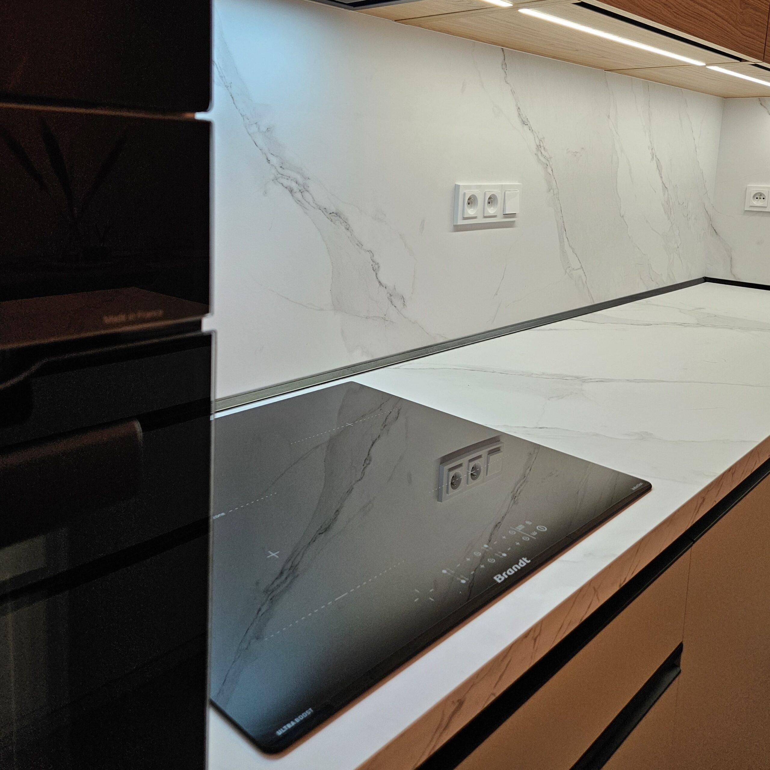 Tato kuchyň na míru propojuje jemný, klidný tón kašmírové šedé s přírodní kresbou dřevodekoru, díky čemuž vzniká prostor, který působí elegantně, útulně a nadčasově. Turnov, Rychnov, Jablonec nad Nisou, Liberec, Kokonín.