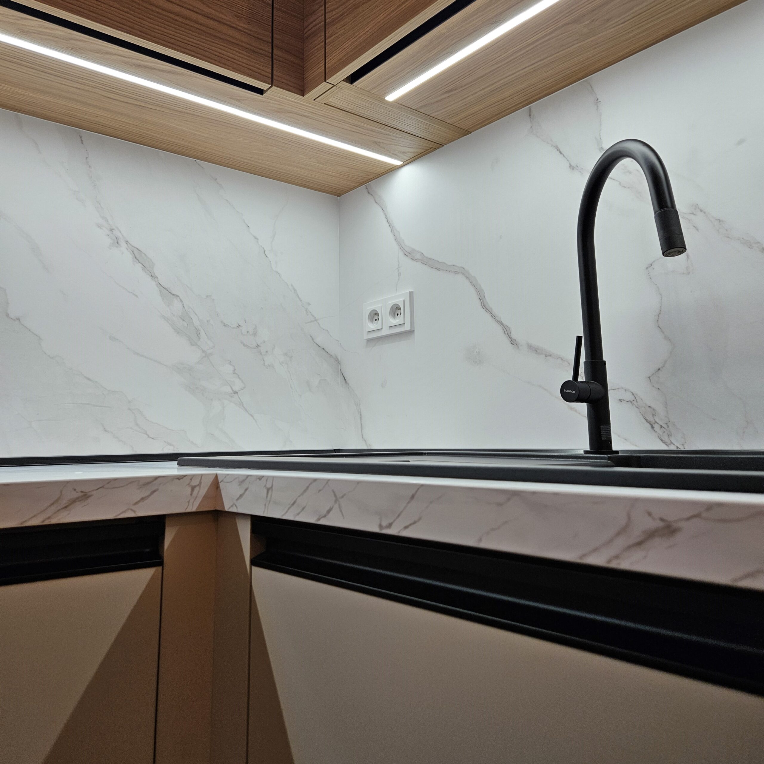 Tato kuchyň na míru propojuje jemný, klidný tón kašmírové šedé s přírodní kresbou dřevodekoru, díky čemuž vzniká prostor, který působí elegantně, útulně a nadčasově. Turnov, Rychnov, Jablonec nad Nisou, Liberec, Kokonín.