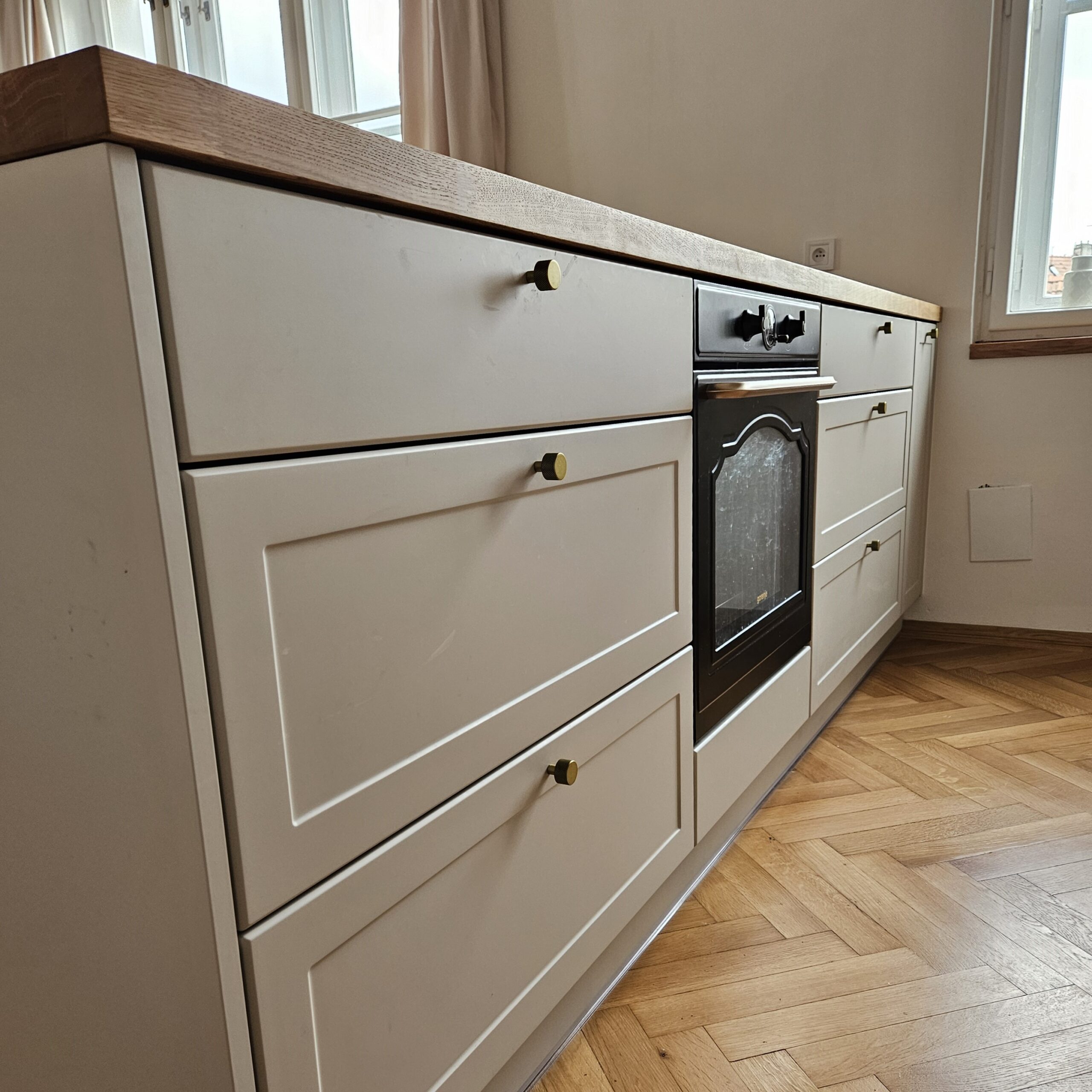 Útulná kuchyně na míru pro pár v Praze. Kašmír, skleněné dvířka. Truhlářství Šilhán, Skříně Liberec, Jablonec nad Nisou.